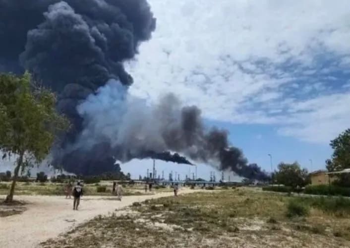 लवन द्वीप हमला ,ईरान तेल रिफाइनरी ,अमेरिका ईरान तनाव ,सीजफायर उल्लंघन ,स्ट्रेट ऑफ होर्मुज ,तेल की कीमतें ,क्षेत्रीय तनाव