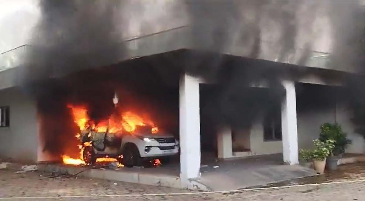 Maharashtra: मराठा आरक्षण आंदोलनकारियों ने किया NCP के MLA पर हमला, आवास को किया आग के हवाले